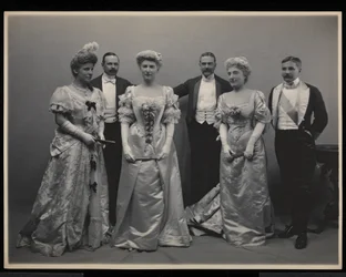 Retrato de grupo de la Sra. Douglas Robinson, Franklin Plumer, la Srta. Pauline Riggs, el Sr. Charles Munn, la Sra. Garrick Riggs y el Sr. Frederick Weeks en el Baile de James Hazen Hyde, Nueva York, 31 de enero de 1905